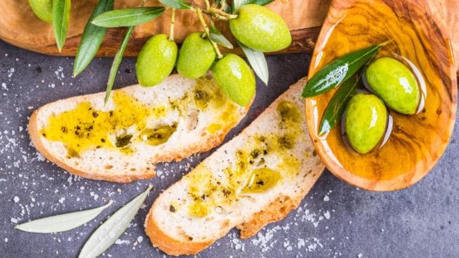 slices of bread and fruits